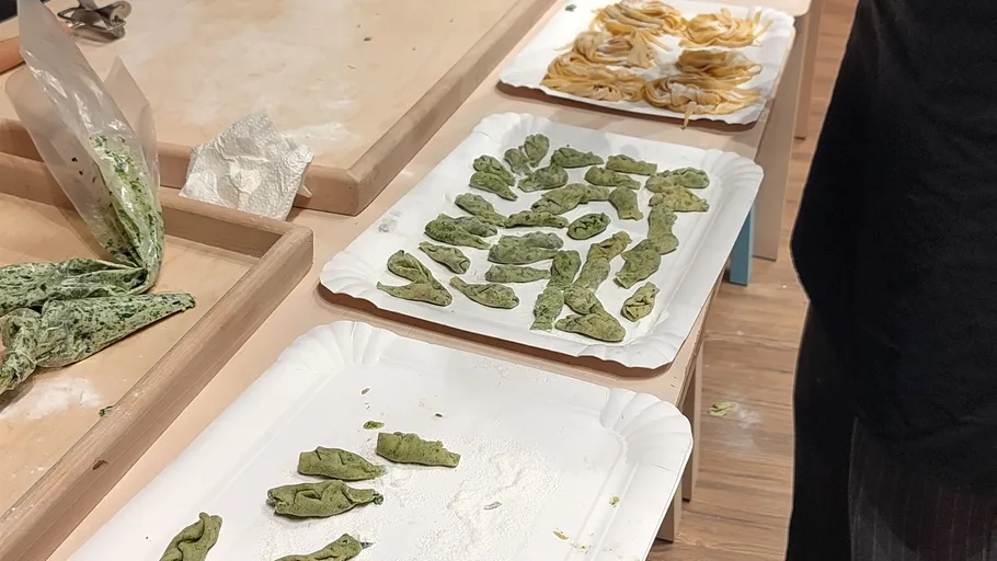 Handgemachte Pasta auf Tischen ausgestellt.