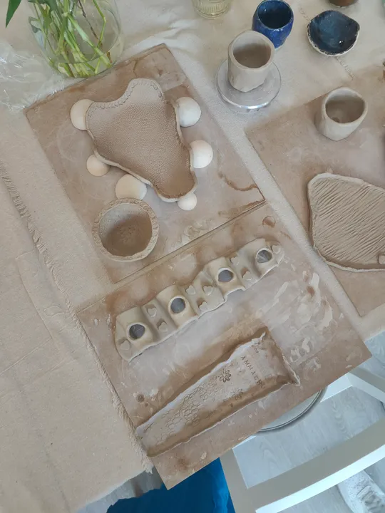 Tonkeramik in verschiedenen Formen auf Tisch.
