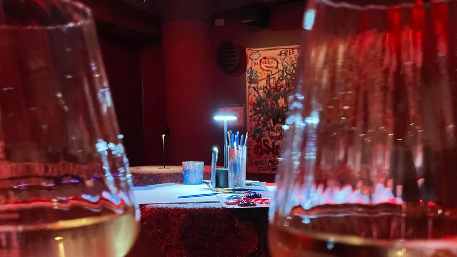 Weingläser mit beleuchtetem Kunsttisch.