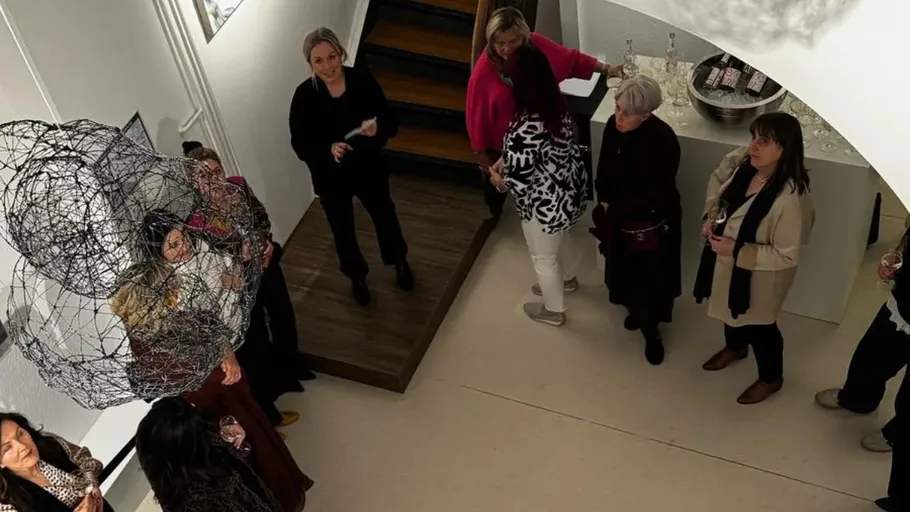 Menschen versammelt in Kunstgalerie bei Ausstellung.