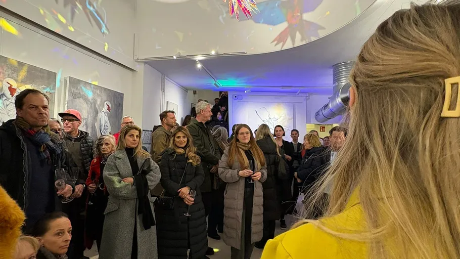 Menschen versammeln sich bei Kunstausstellung.