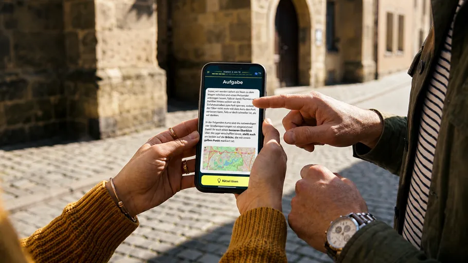 Personen benutzen Smartphone auf Kopfsteinpflasterstraße.