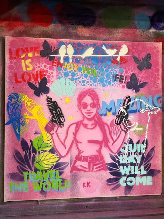 Graffiti-Kunst mit Frau, Vögeln und Text.