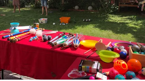 Jonglierausrüstung auf einem Tisch im Freien.