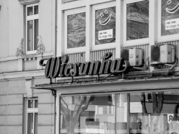 Wiesanha-Schild an einem Geschäft mit Fenstern.