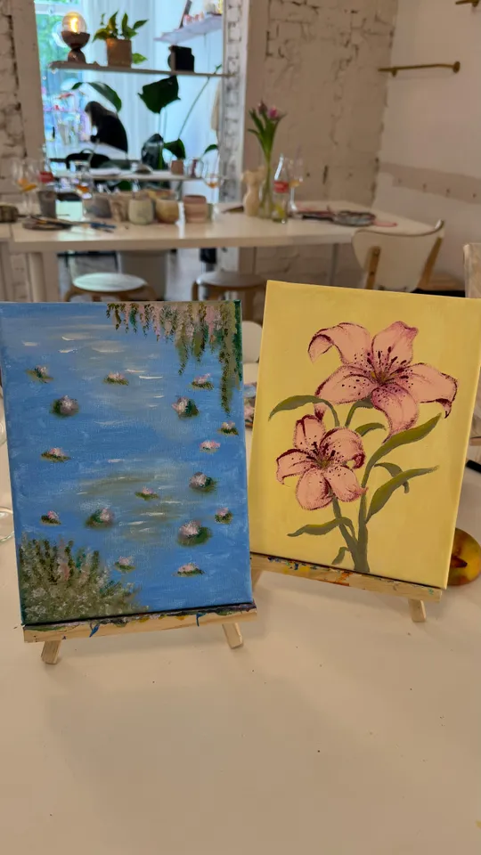 Zwei Gemälde auf Staffeleien in einem Kunststudio.