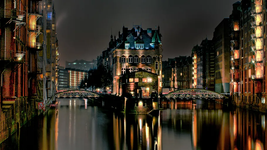Historisches Gebäude spiegelt sich im beleuchteten Kanal.