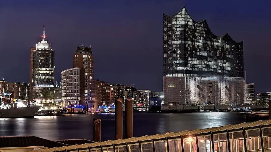 Stadtpanorama mit beleuchteten Gebäuden bei Nacht.