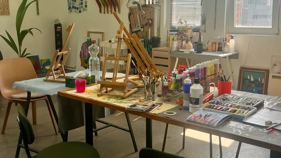 Kunststudio mit Staffeleien und Malutensilien.