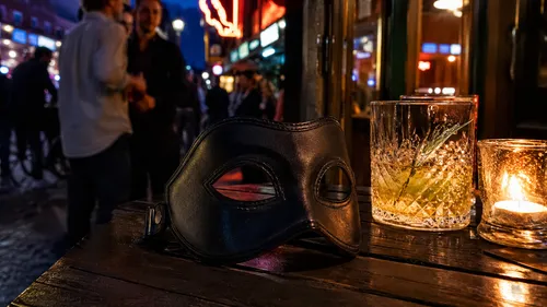 Maske auf Tisch, Leute in Bar treffen sich.