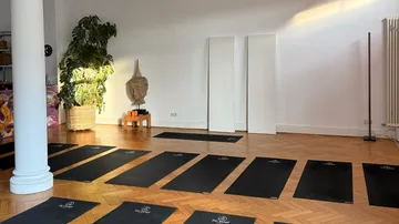 Yogamatten in einem hellen Studio angeordnet.