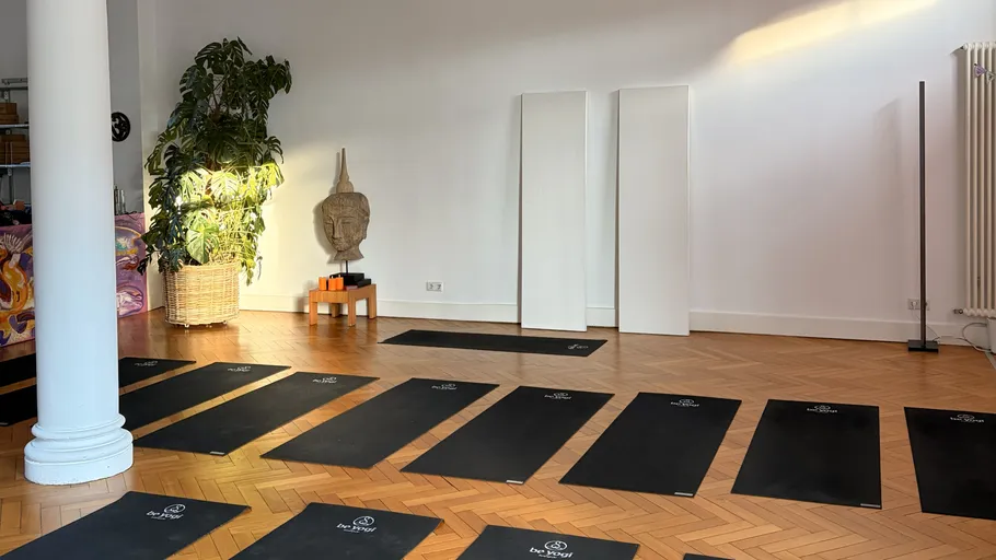 Yogamatten in einem hellen Studio angeordnet.