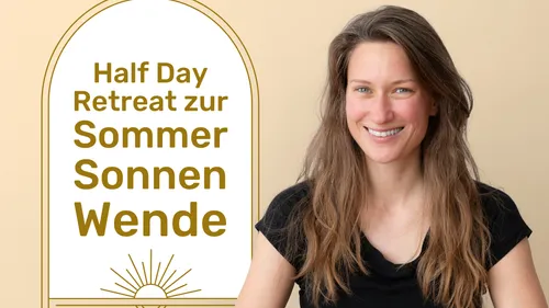 Lächelnde Frau neben Retreat-Werbeplakat.