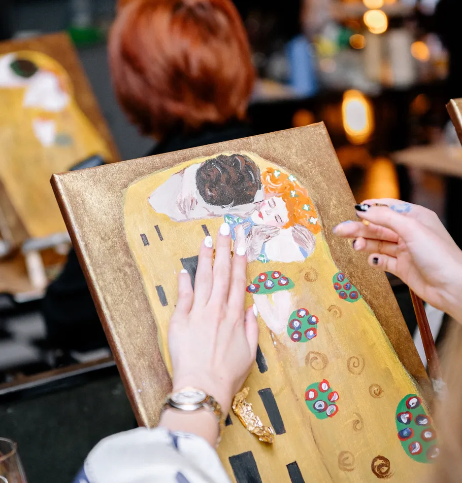 Hände malen Reproduktion von Klimts Der Kuss.