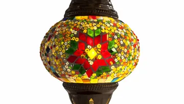 Mosaiklampe mit bunten geometrischen Mustern.