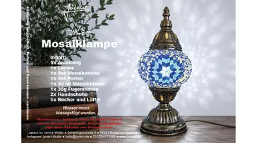 Mosaiklampe mit blauen Mustern auf Holztisch.