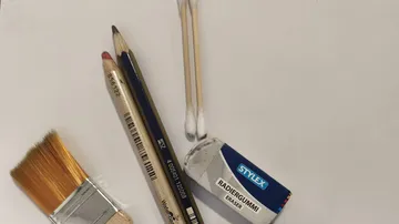 Kunstbedarf auf einer weißen Oberfläche.