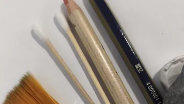 Kunstwerkzeuge auf einer weißen Oberfläche angeordnet.