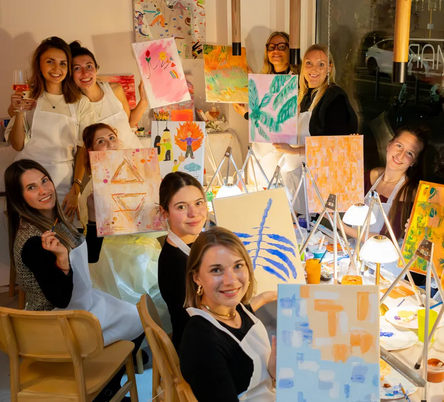 Gruppe von Frauen malt im Kunststudio.