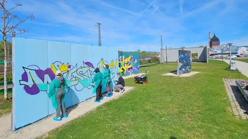 Leute malen Graffiti auf Außenwänden.