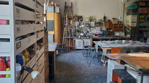 Kunststudio mit Staffeleien und ordentlich sortierten Materialien.