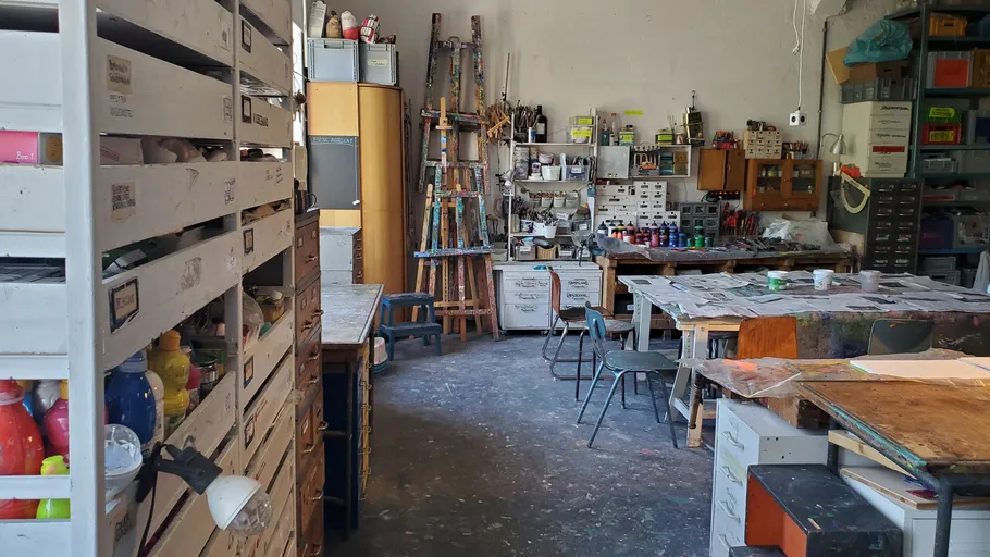 Kunststudio mit Staffeleien und ordentlich sortierten Materialien.