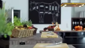 Küche mit Obstkorb und Kuhdiagramm.