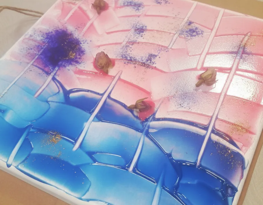 Farbige abstrakte Kunst mit Blumen und Struktur.