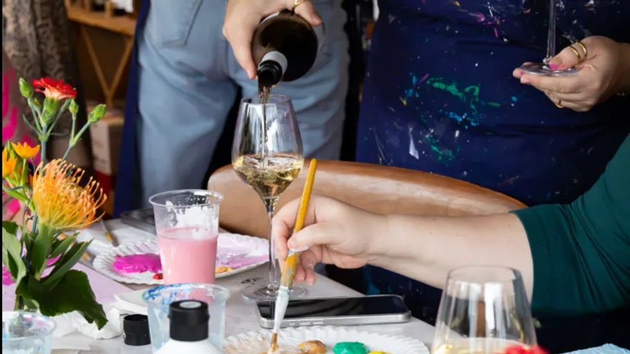 Wein wird bei einem Maltisch eingeschenkt.