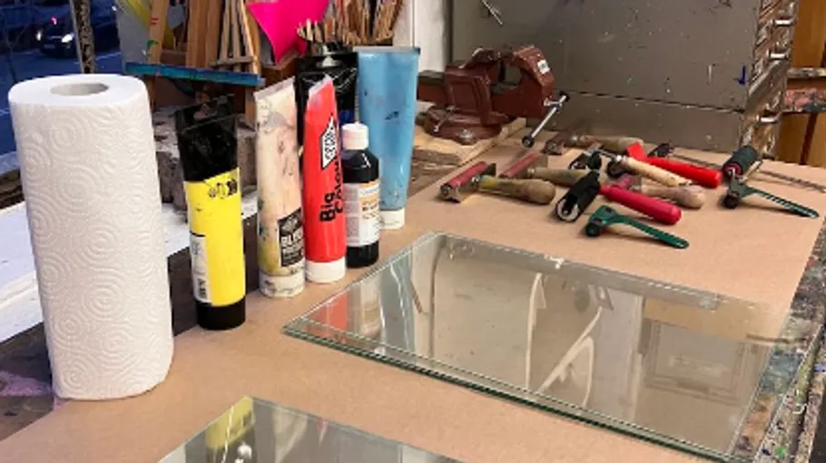 Werkstatttisch mit Werkzeugen und Materialien angeordnet.