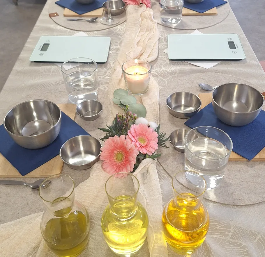 Elegante Tischdekoration mit Blumen und Waagen.