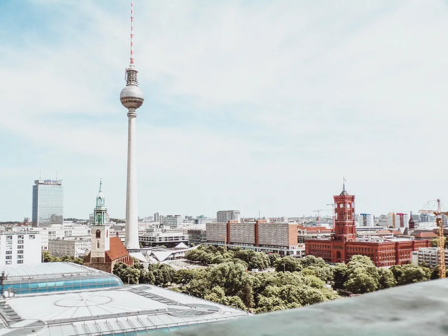Berliner Fernsehturm erhebt sich über einer städtischen Landschaft.