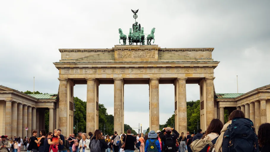 Brandenburger Tor mit Touristen davor.