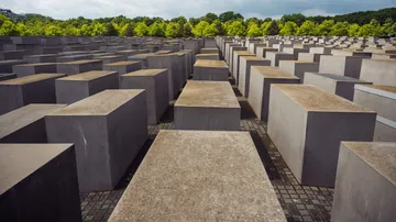 Betonblöcke bilden eine große Gedenkstätte.