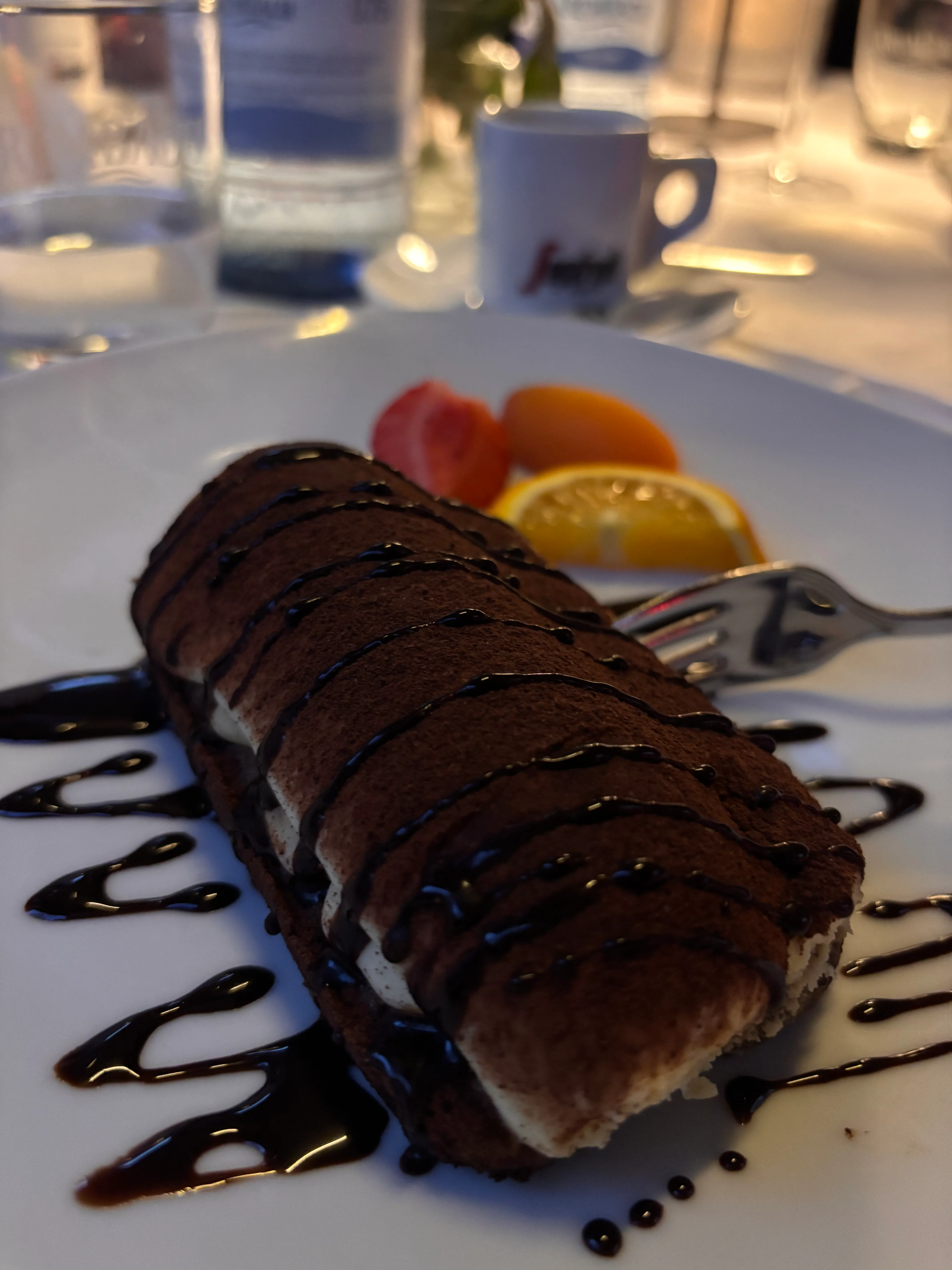 Dessertrolle mit Schokoladensoße, Fruchtgarnitur.