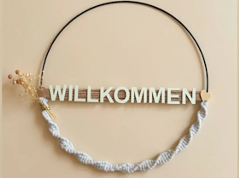 Dekorativer Kranz mit 'WILLKOMMEN' Schriftzug.