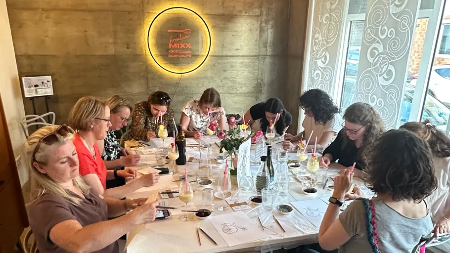 Gruppe malt an Tisch im Restaurant.