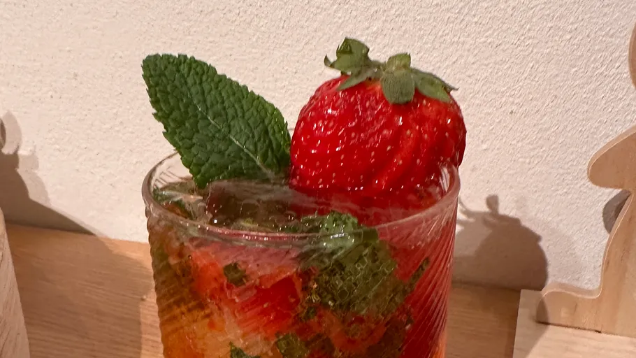 Minze-Erdbeer-Cocktail auf Holztisch.