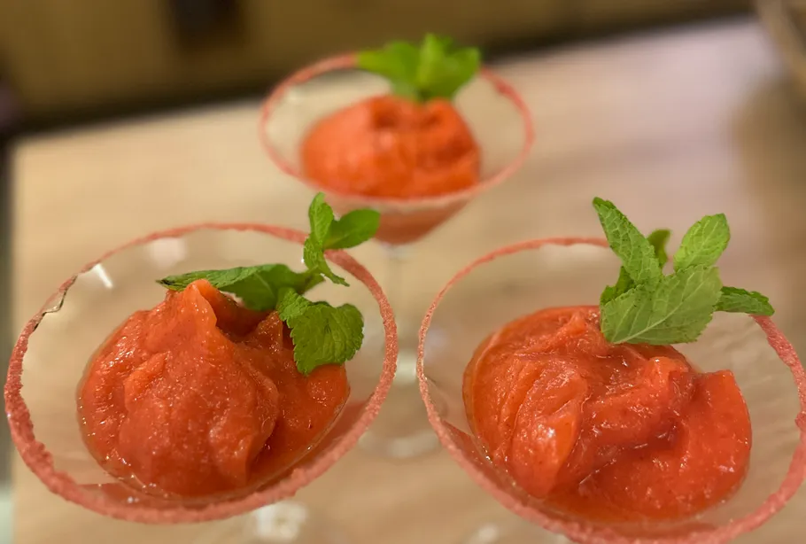 Drei Erdbeersorbets mit Minzgarnitur.