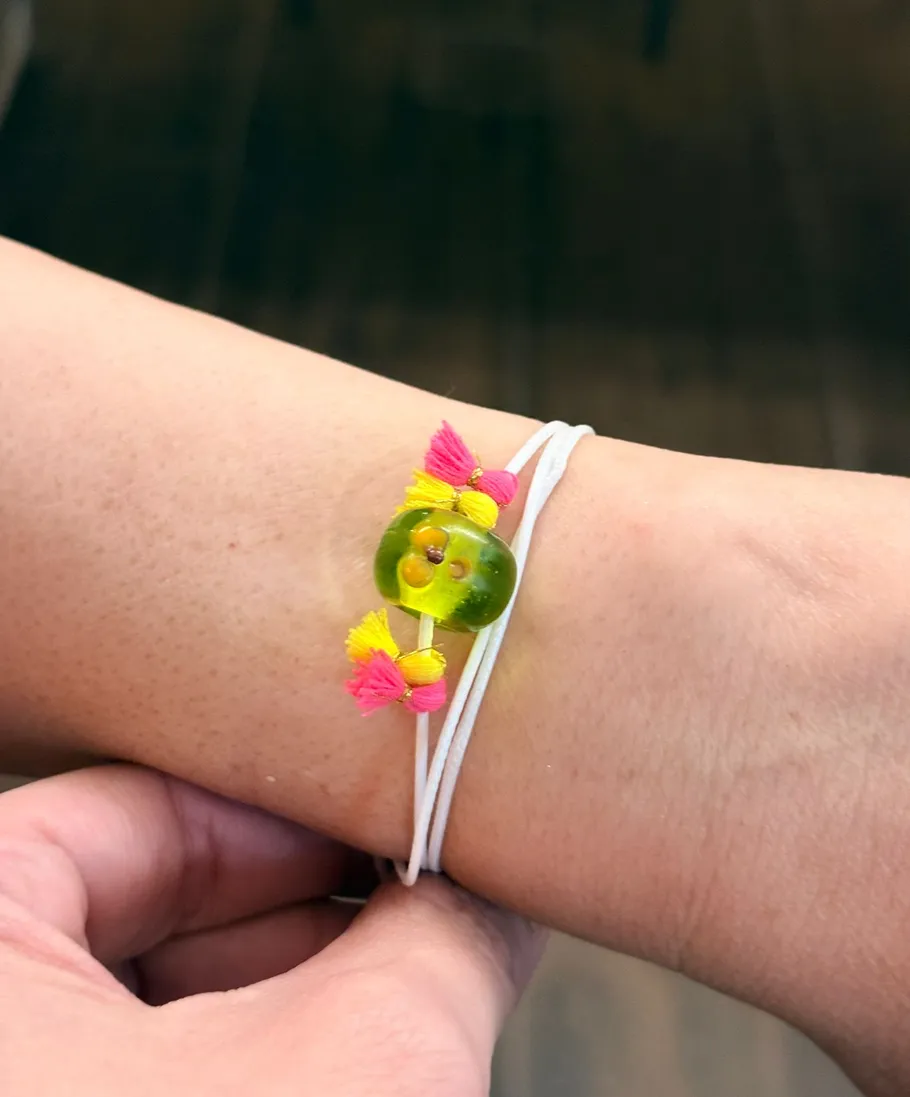 Gelbes Küken-Bonbon-Armband am Handgelenk.