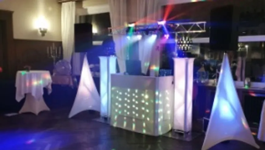 DJ-Pult mit bunten Lichtern im Partyraum.
