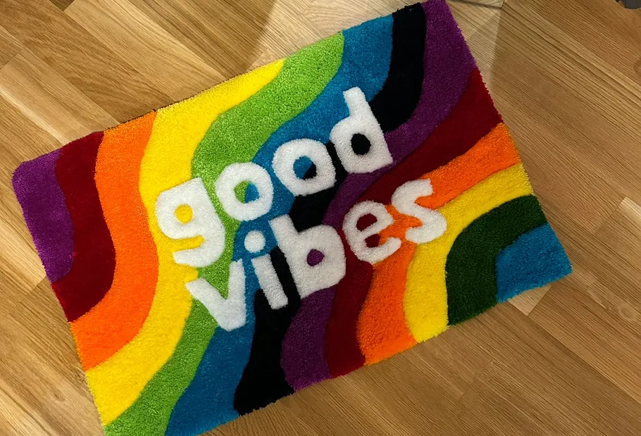 Bunter Fußabtreter mit 'good vibes'-Text.