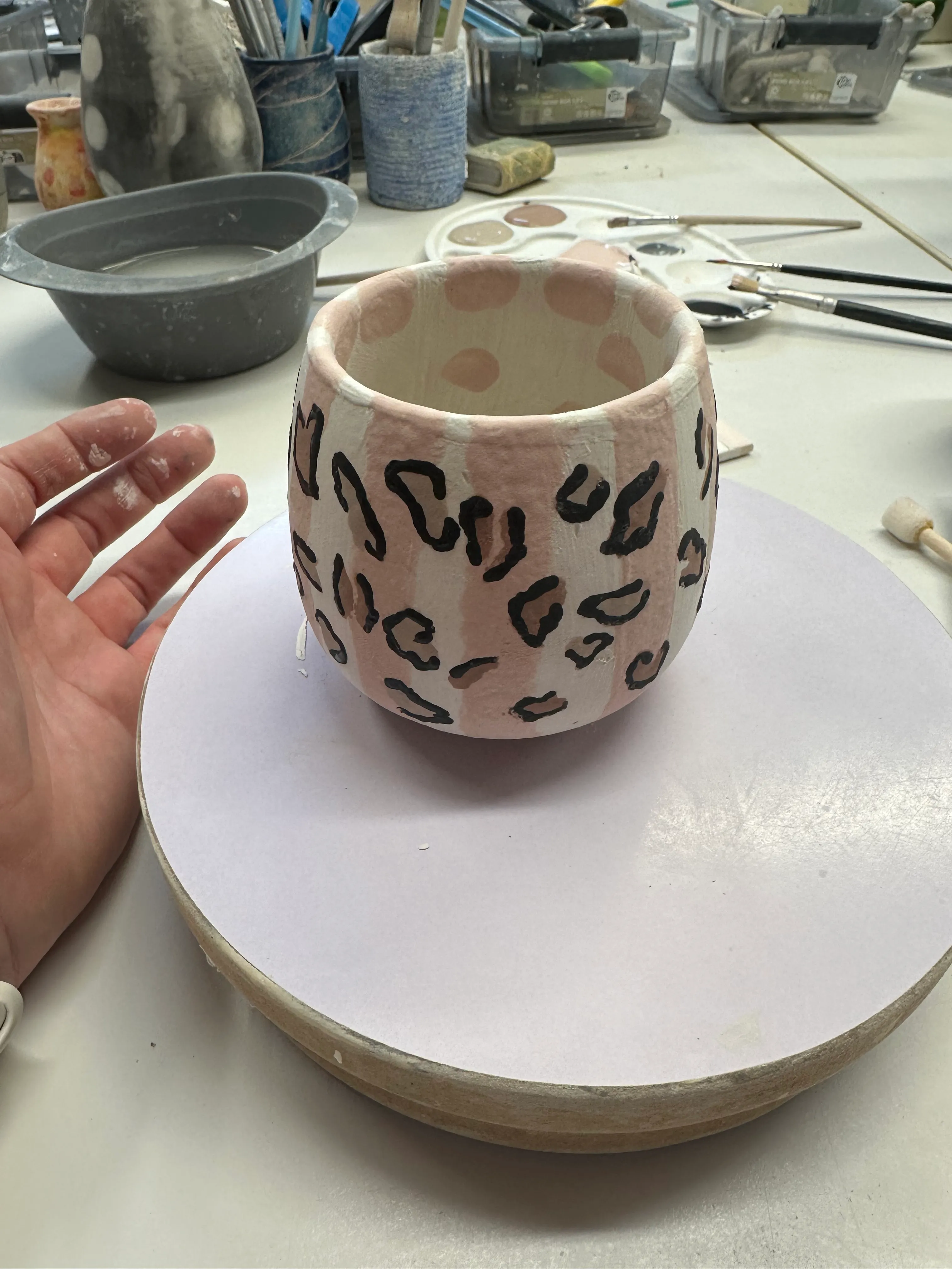 Handbemalter Keramiktopf mit Leopardenmuster.