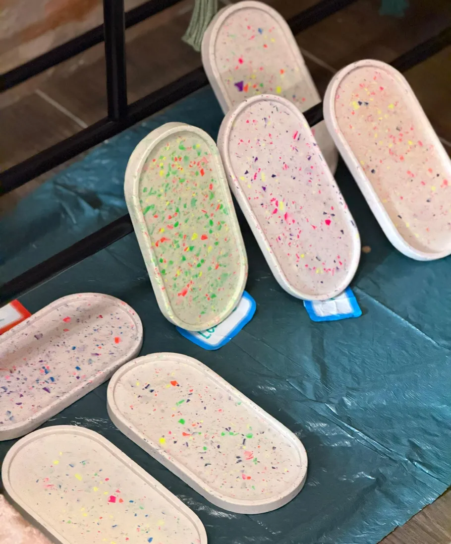Bunte gesprenkelte Tabletts trocknen auf einem Tuch.