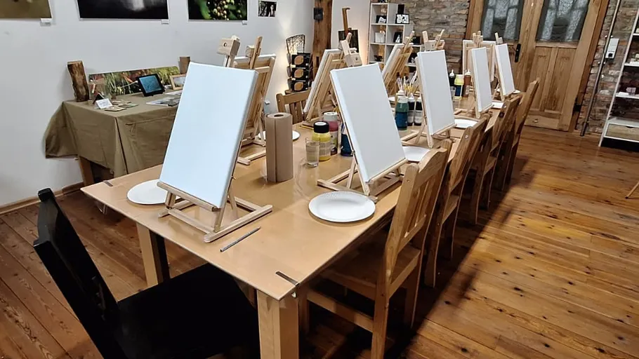 Leere Staffeleien in einem Kunststudio.