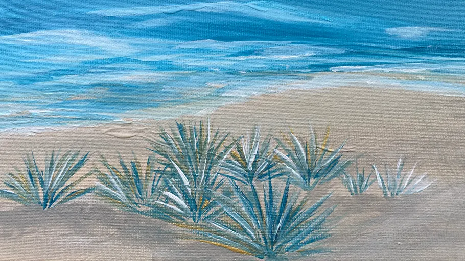 Pflanzen am Sandstrand, Meer im Hintergrund.