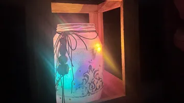 Dekoratives Glas leuchtet im Holzrahmen.