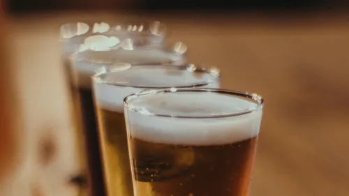 Biergläser stehen auf einem Tisch.