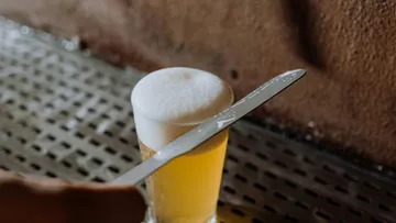 Schaumiges Bierglas mit abgeschabtem Schaum.