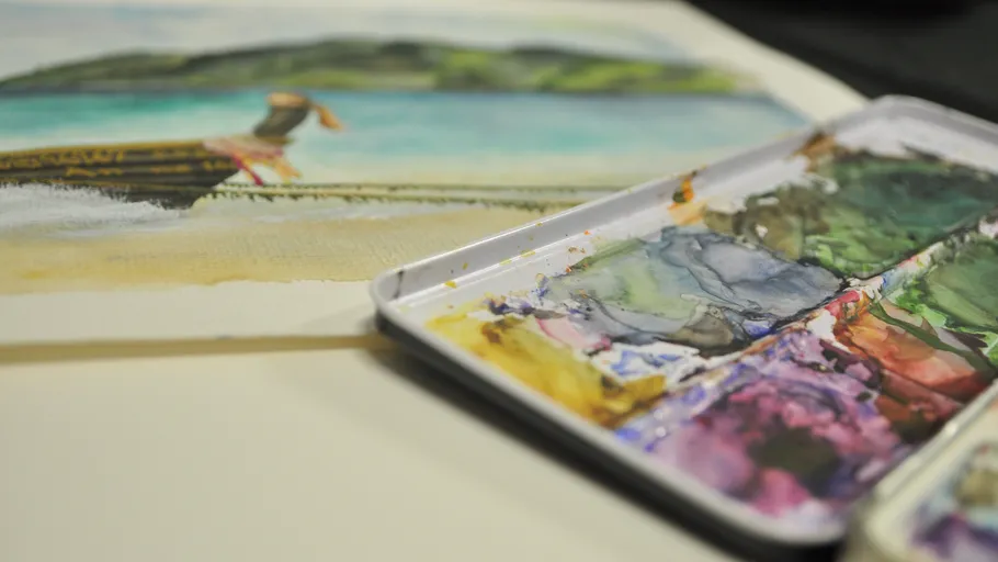 Aquarellgemälde neben Aquarellpalette.